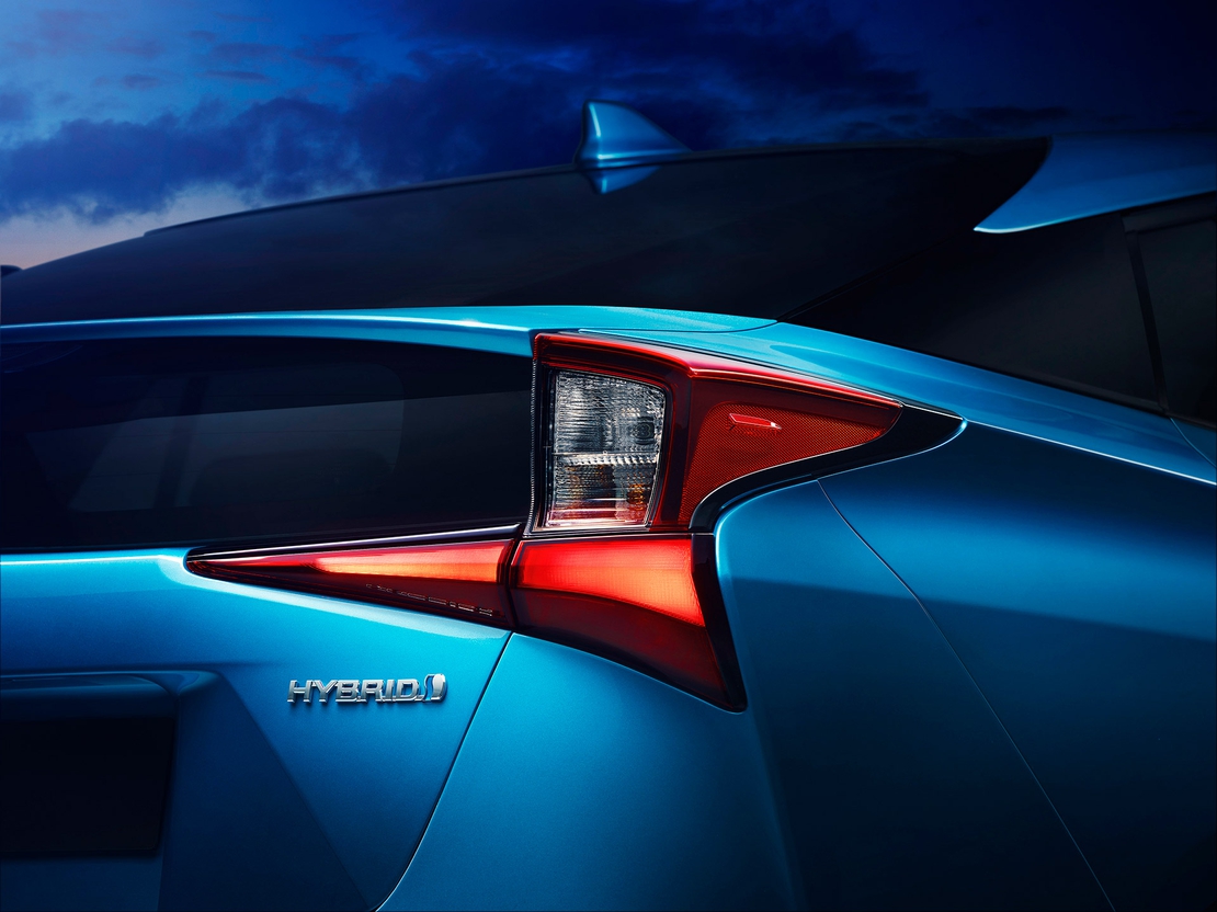 Toyota-Prius-Full-Hybrid-exterieur-driekwart-rechtsachter-close-up-achterlicht-nacht.jpg
